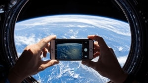 An Astronaut Filmed an ‘Earthset’ With His Phone, Proving Humans Really Did Go to Space
