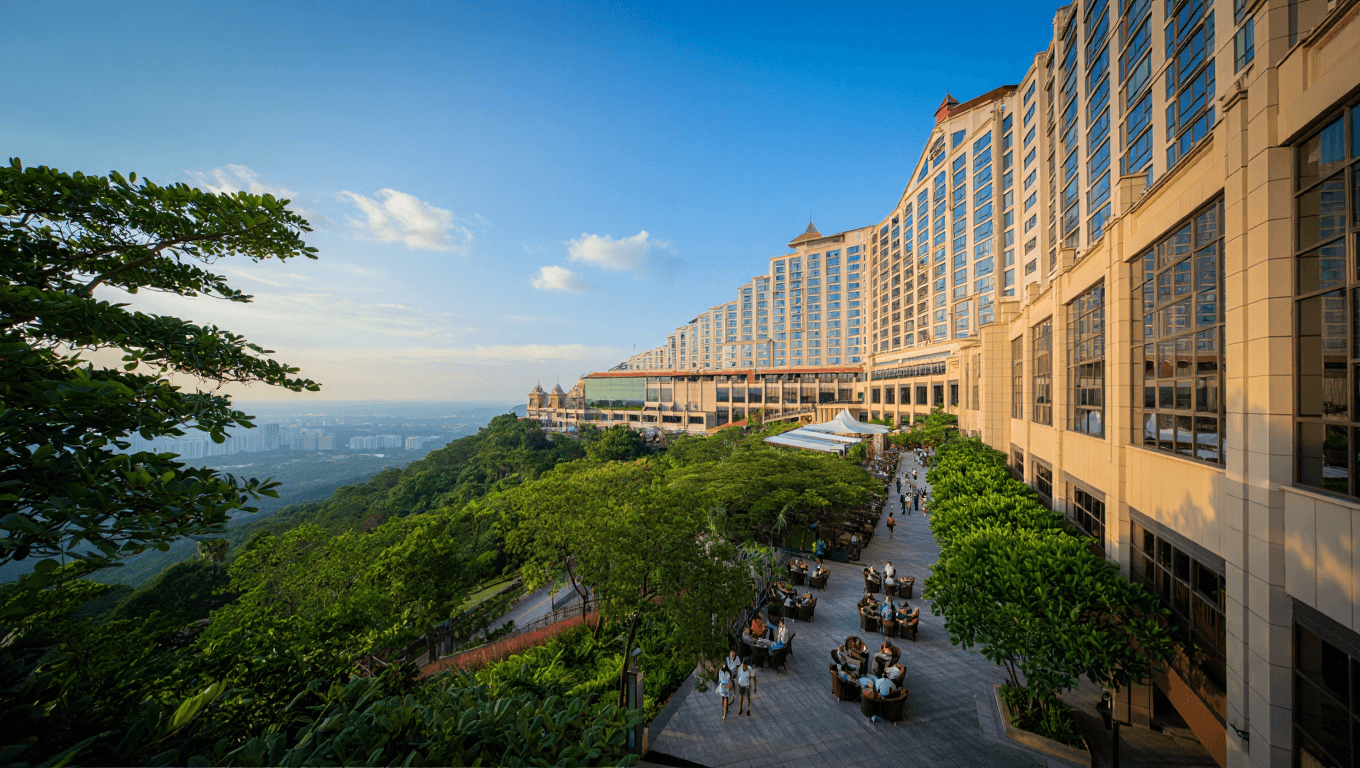 I Stayed in the World’s Largest Hotel. It Has 7,351 Rooms and a Lot Going On.