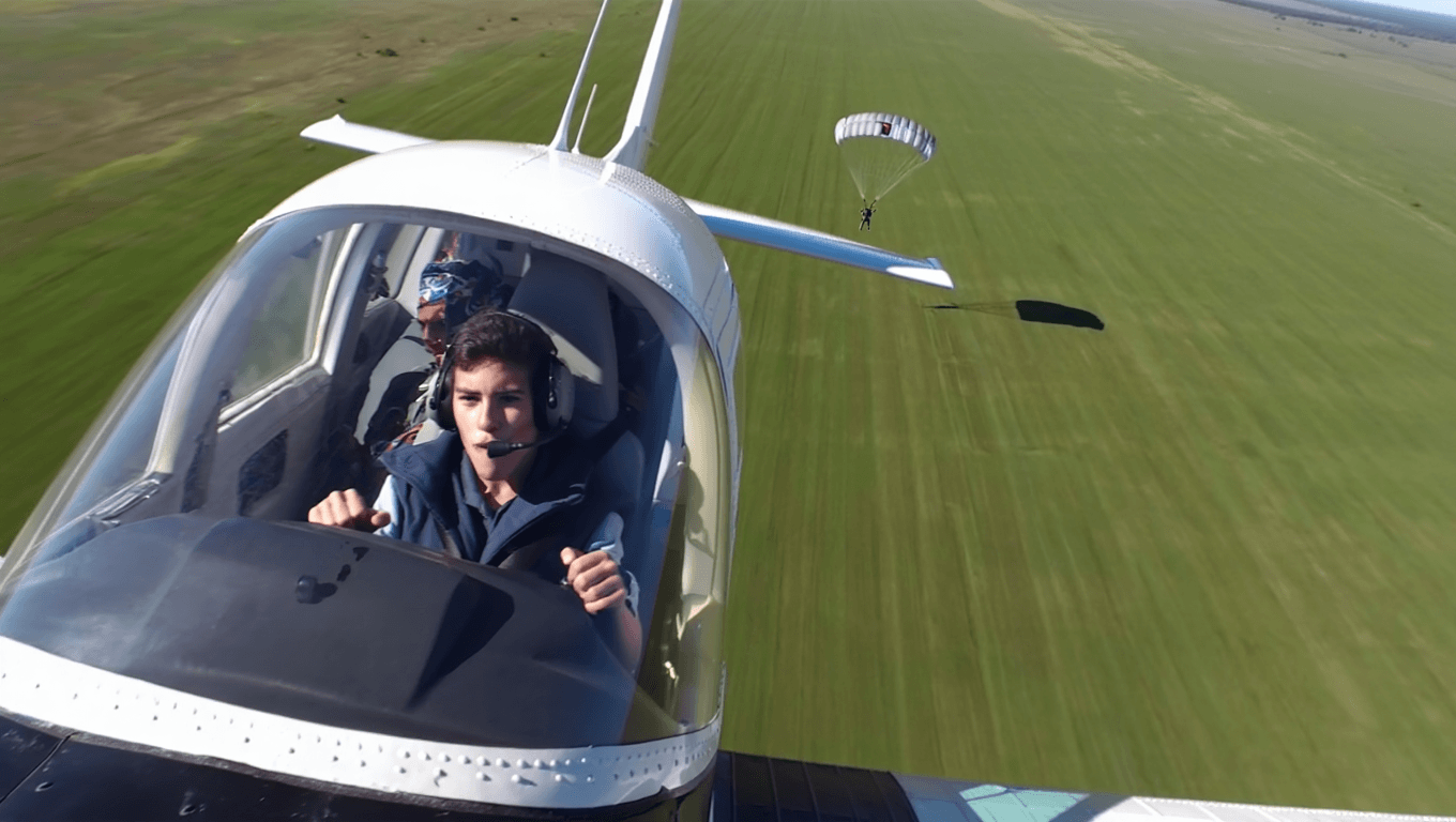 A Student Pilot Landed a Plane Alone After Her Instructor Jumped to His Death Mid-Flight