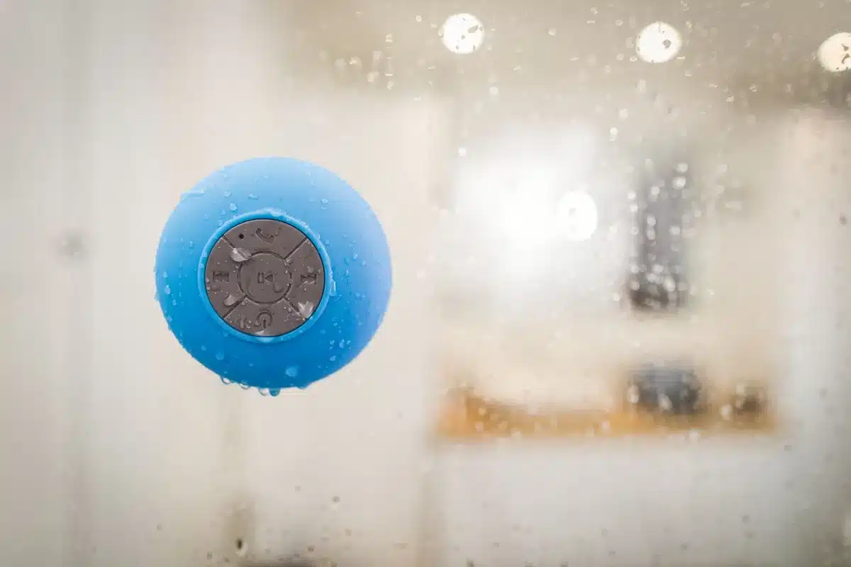 Sensores inteligentes en un baño rastreando datos de ducha