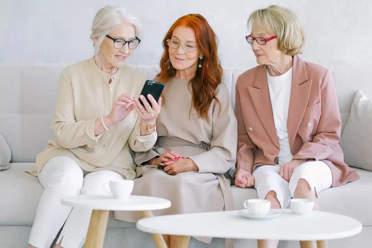 Ältere Person scrollt durch soziale Medien auf einem Smartphone