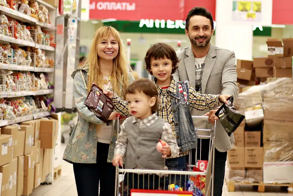 Familie kauft Lebensmittel im Supermarkt mit kleinerem Budget