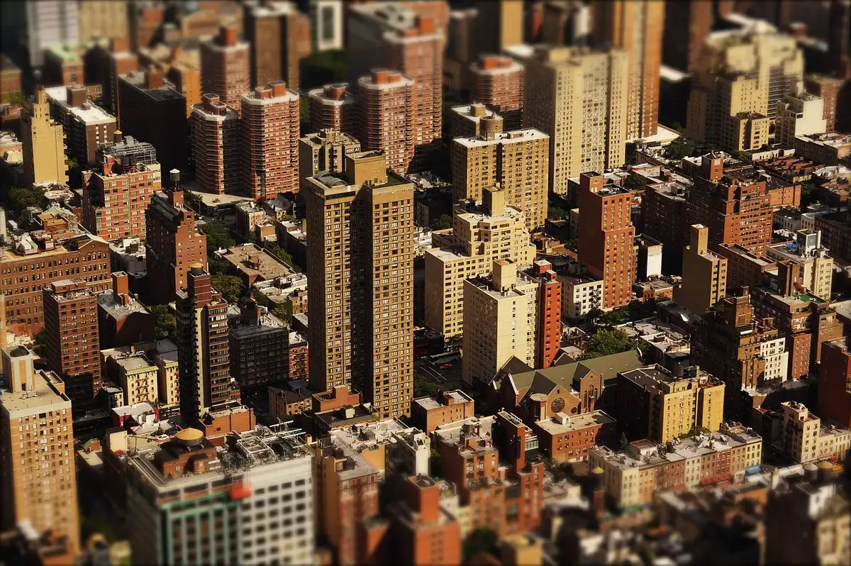Skyline of a major metropolitan city representing urban areas with distinct pet preferences