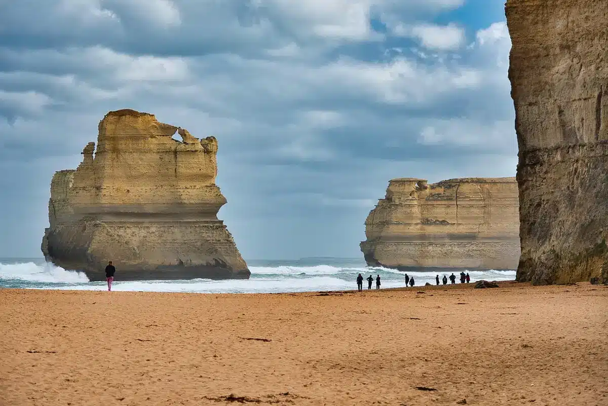 Küstenlandschaft mit Erosionsschäden durch steigende Meeresspiegel und Klimawandel