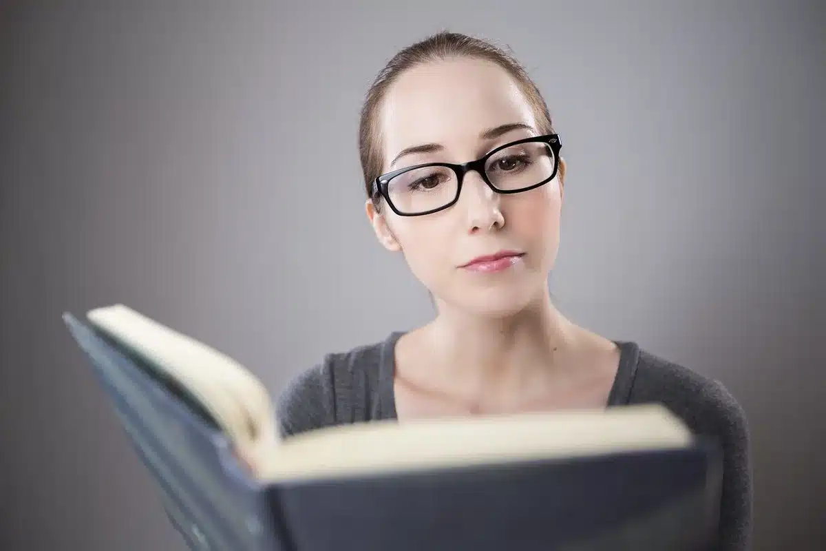 Nearly empty lecture hall with a few backpacks and scattered seats